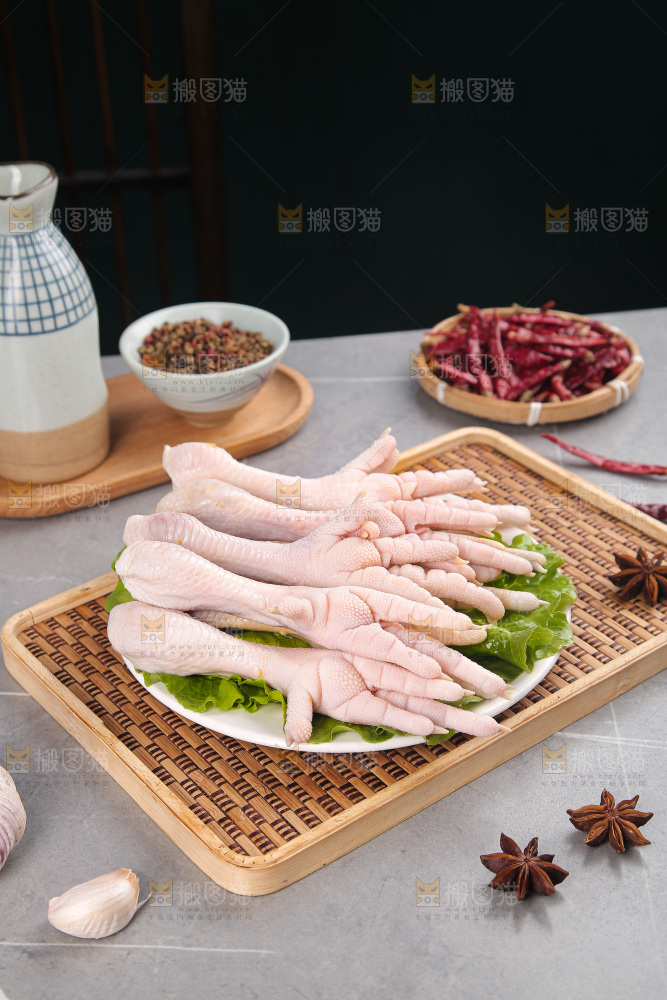 浅底上的生鸡爪
