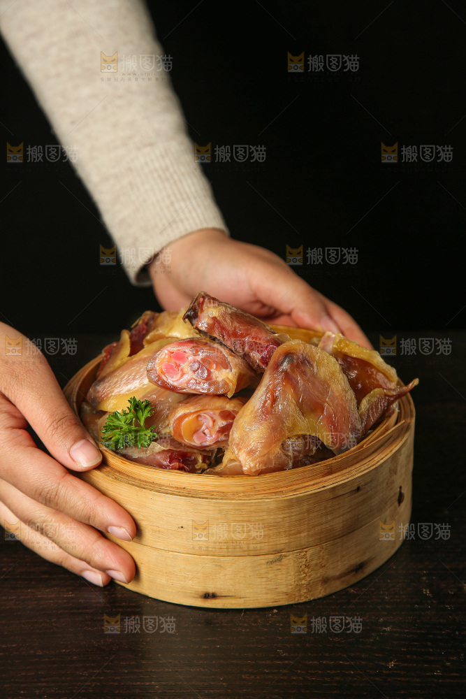 深底上的腊鸡