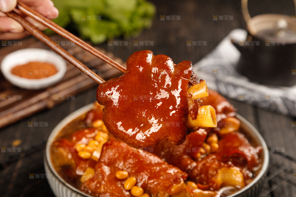 深底上的黄豆炖猪蹄
