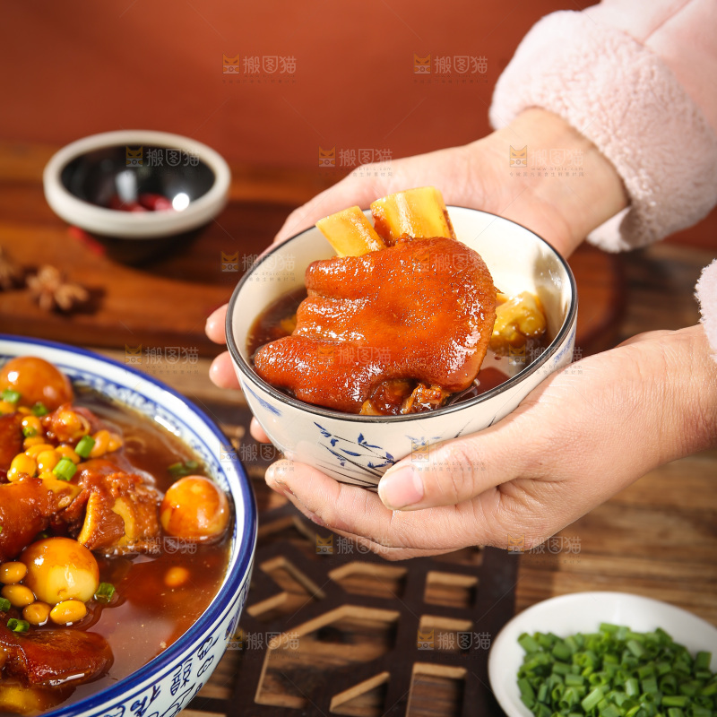 深底上的黄豆玉米猪蹄