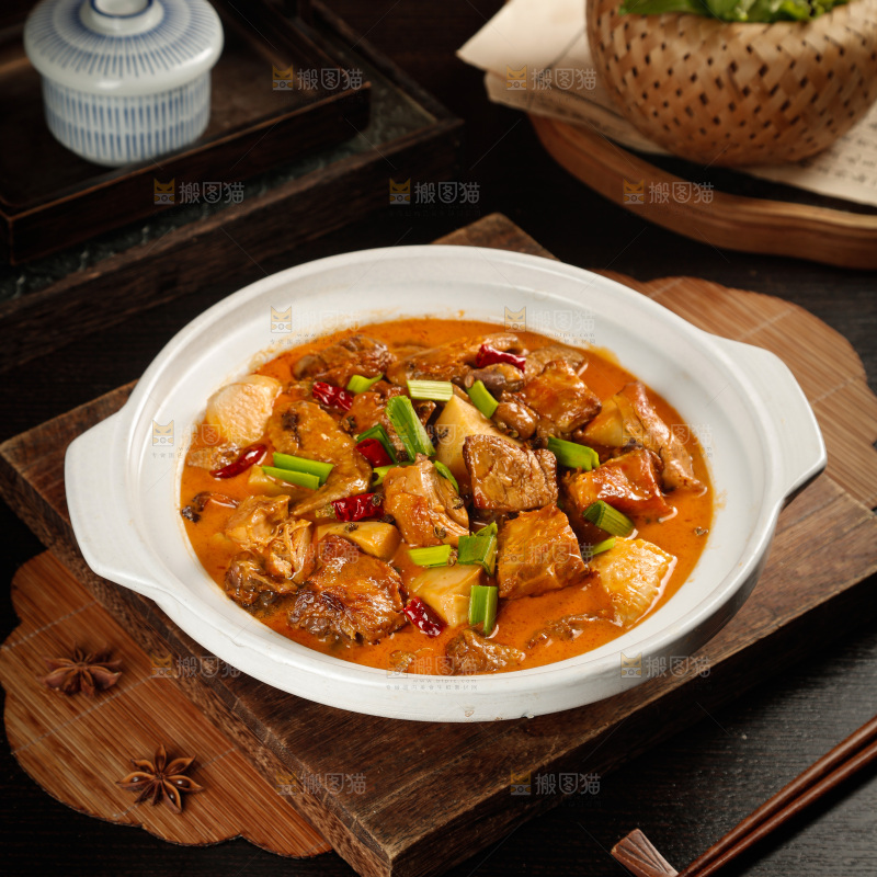 深底上的炖鹅肉