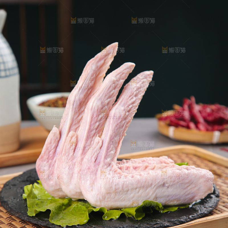 盘里装着生鸭翅