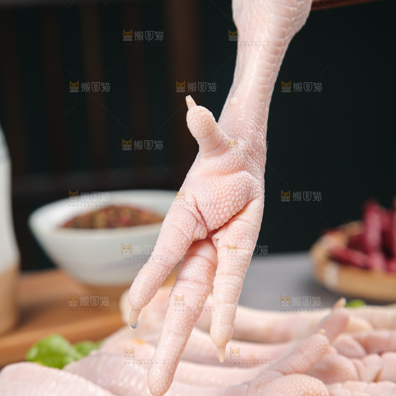 浅底上的生鸡爪