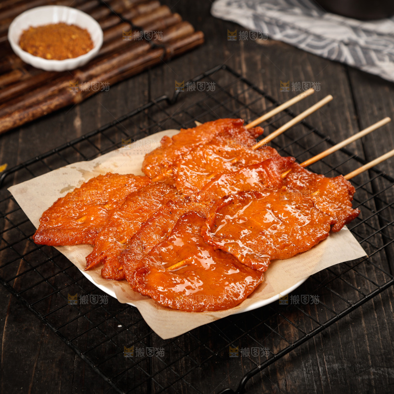 深底上的烤好的里脊肉
