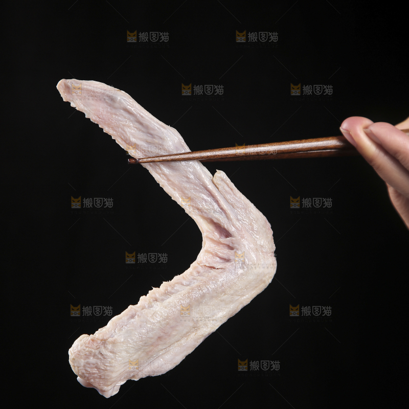 黑底上的生鸭翅