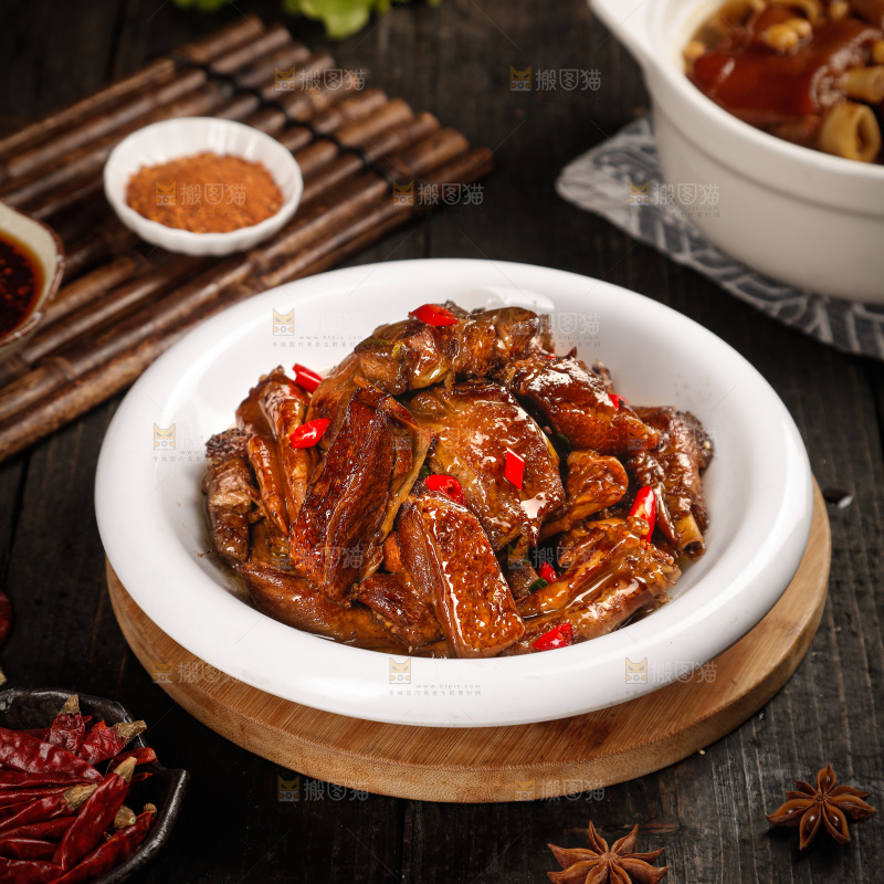 深底上的黄豆炖猪蹄