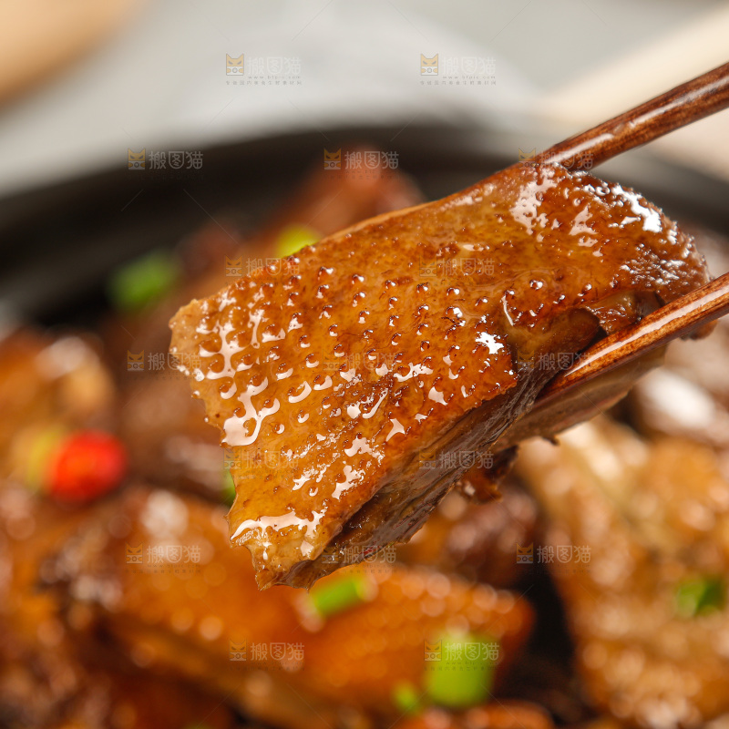 深底上的炖鹅肉