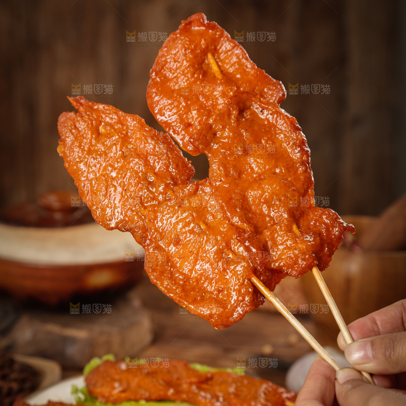 深底上的烤好的里脊肉