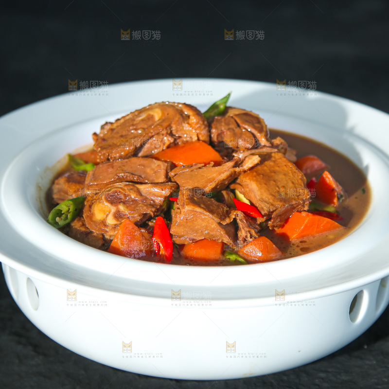 深底上的铁锅炖大鹅