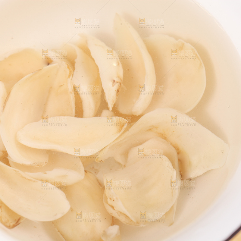 白底上的百合干