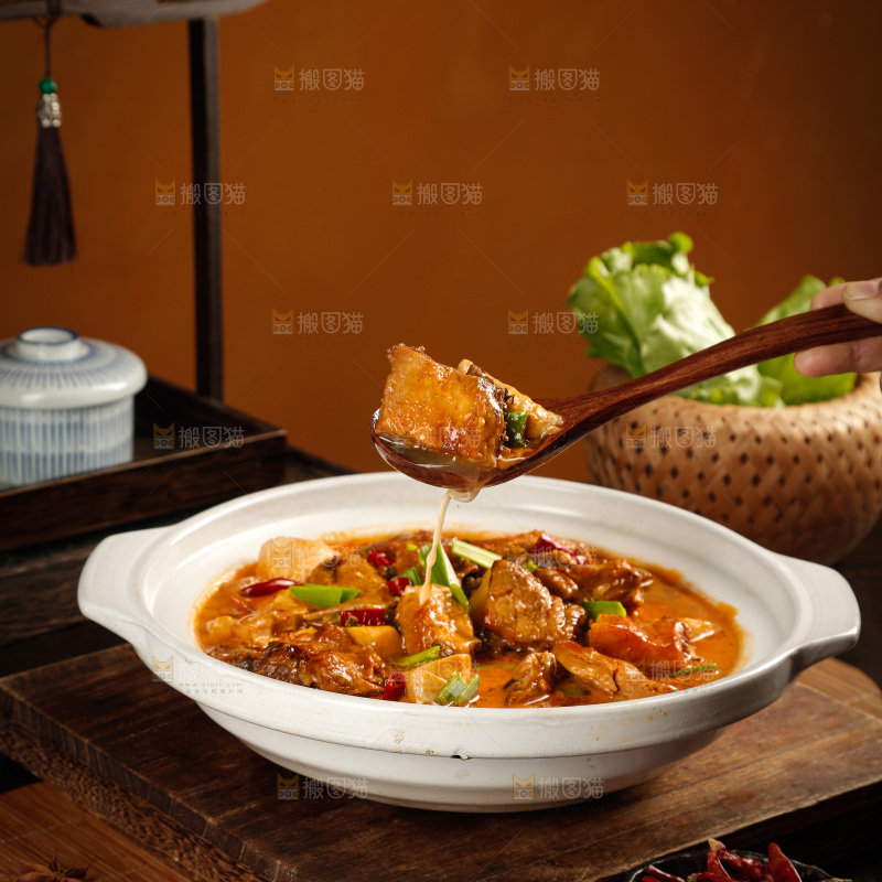 深底上的炖鹅肉