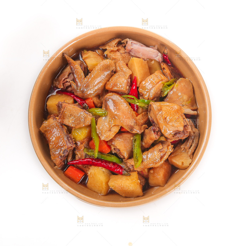 白底上的腊鸡炖土豆