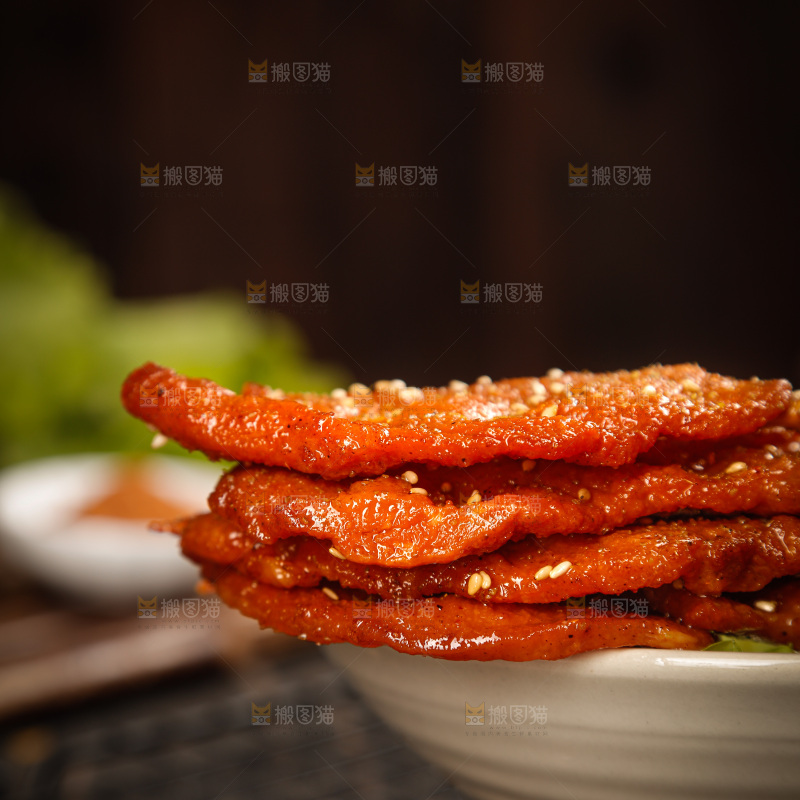 深底上的烤好的里脊肉