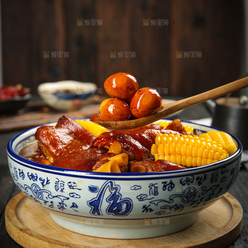 深底上的黄豆玉米猪蹄