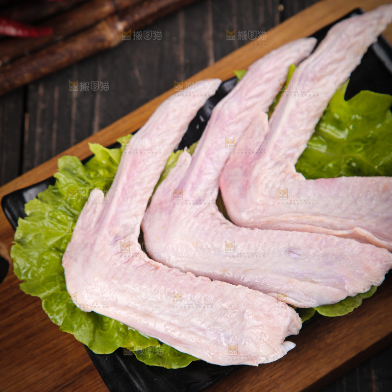 盘里装着生鸭翅