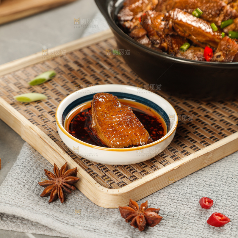 深底上的炖鹅肉