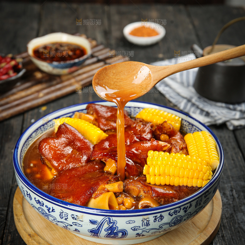 深底上的黄豆玉米猪蹄