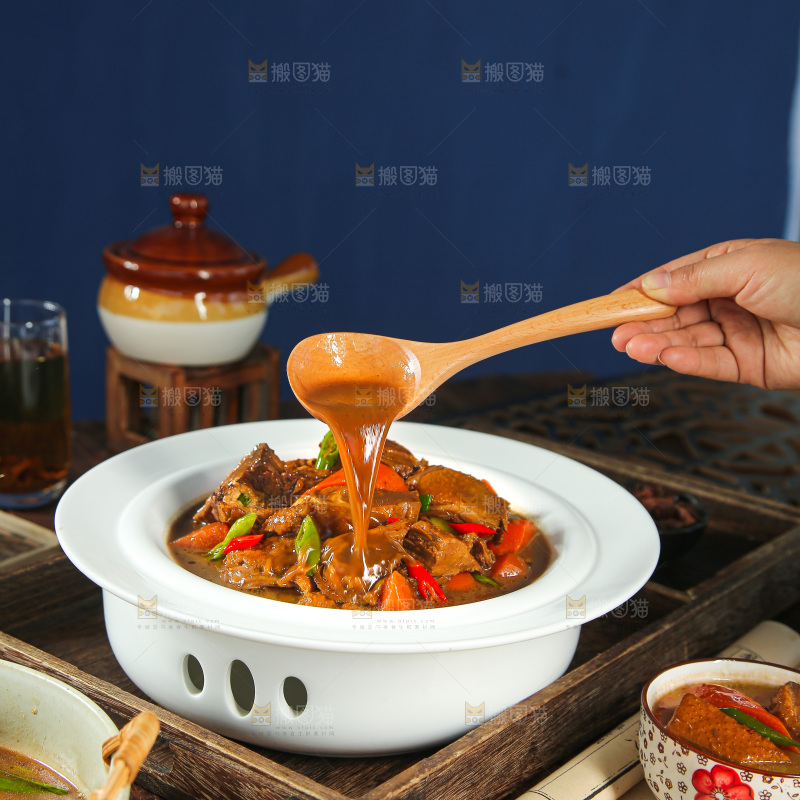深底上的铁锅炖大鹅