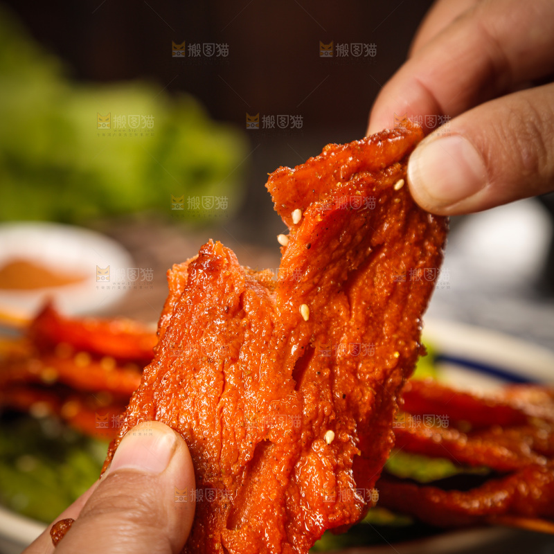 深底上的烤好的里脊肉