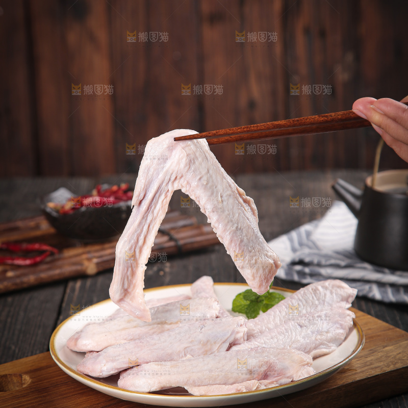 盘里装着生鸭翅