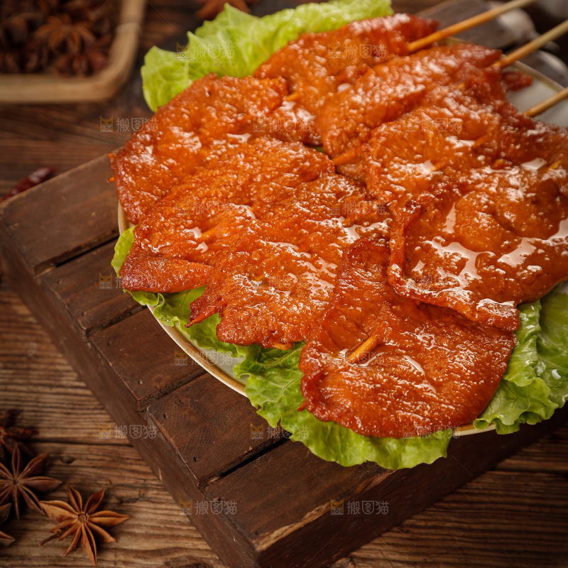 深底上的烤好的里脊肉