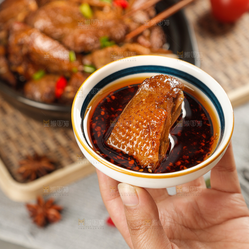 深底上的炖鹅肉
