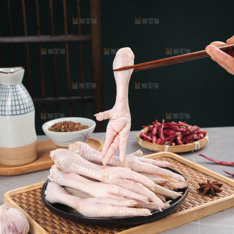 浅底上的生鸡爪
