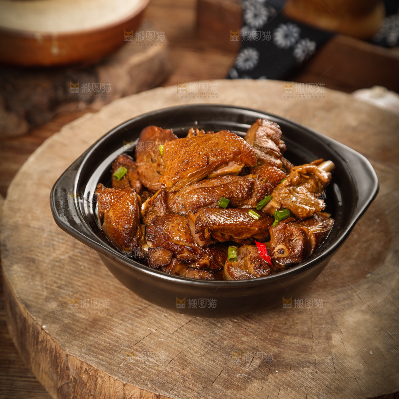 深底上的炖鹅肉