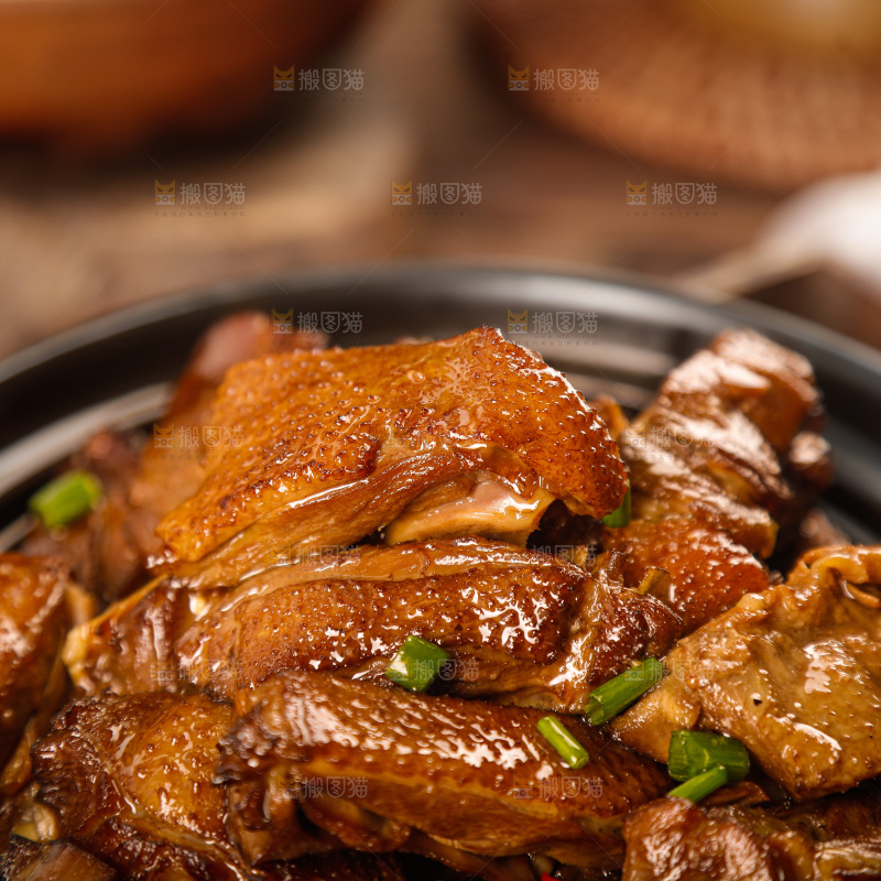 深底上的炖鹅肉