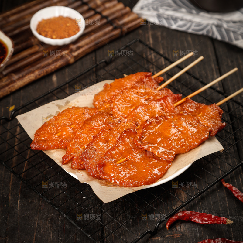 深底上的烤好的里脊肉