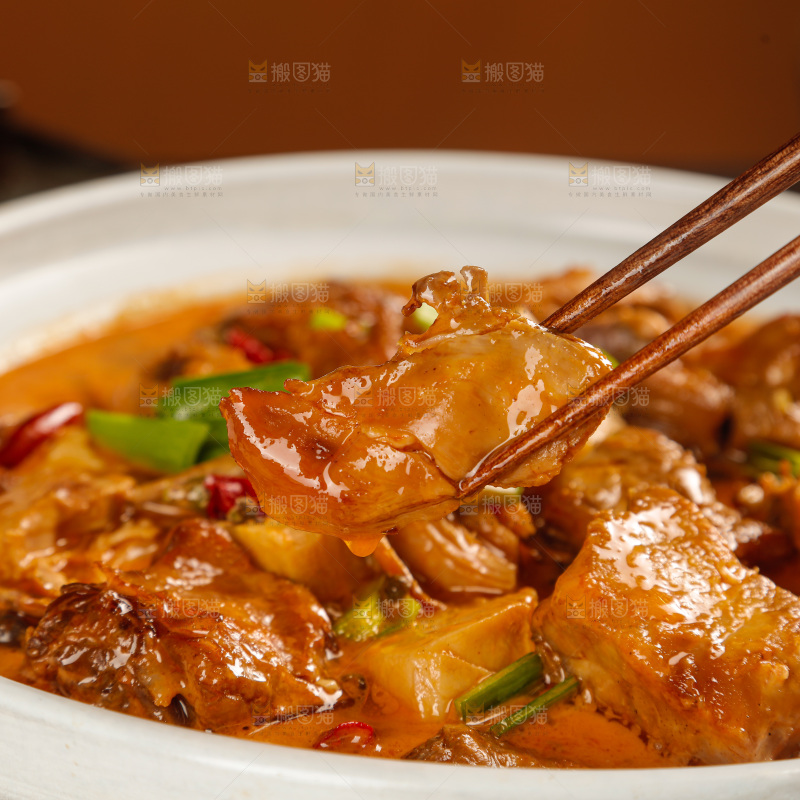 深底上的炖鹅肉