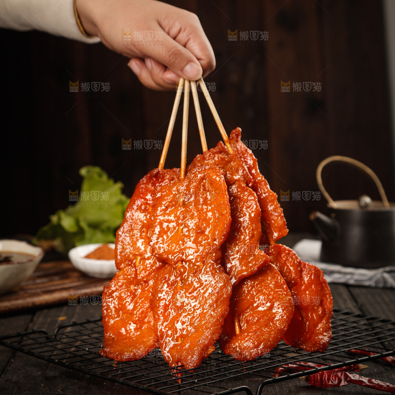 深底上的烤好的里脊肉