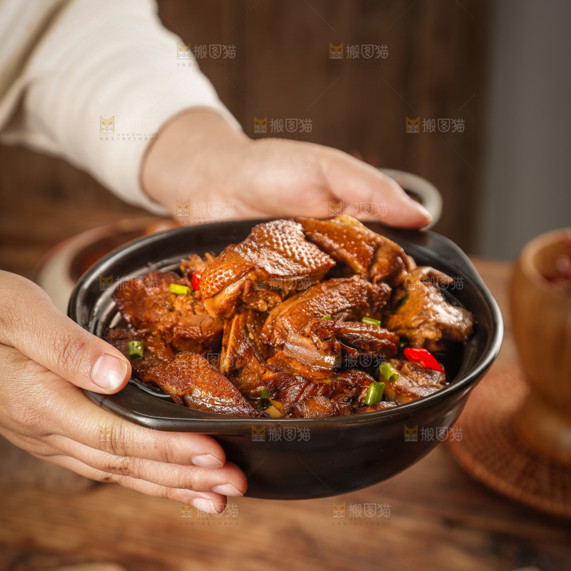 深底上的炖鹅肉