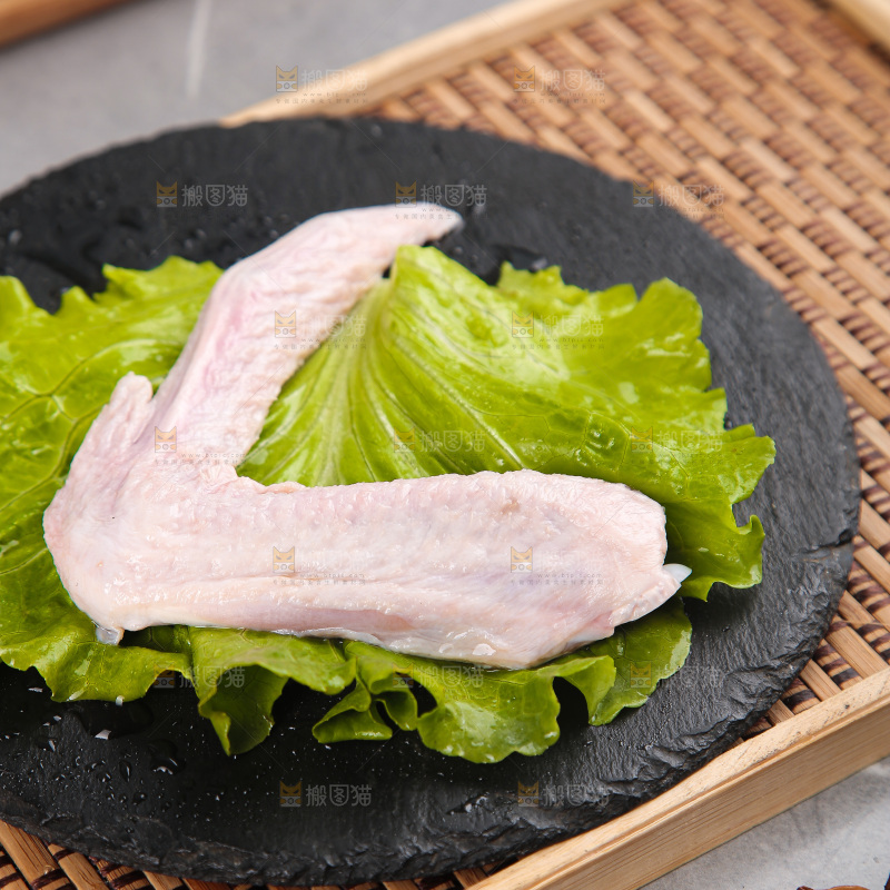 盘里装着生鸭翅