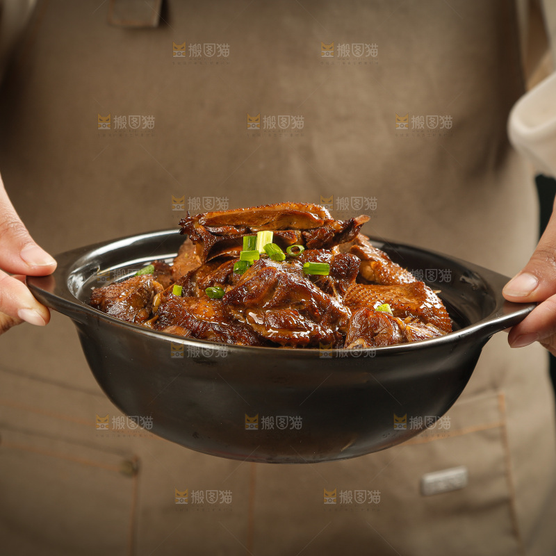 深底上的炖鹅肉