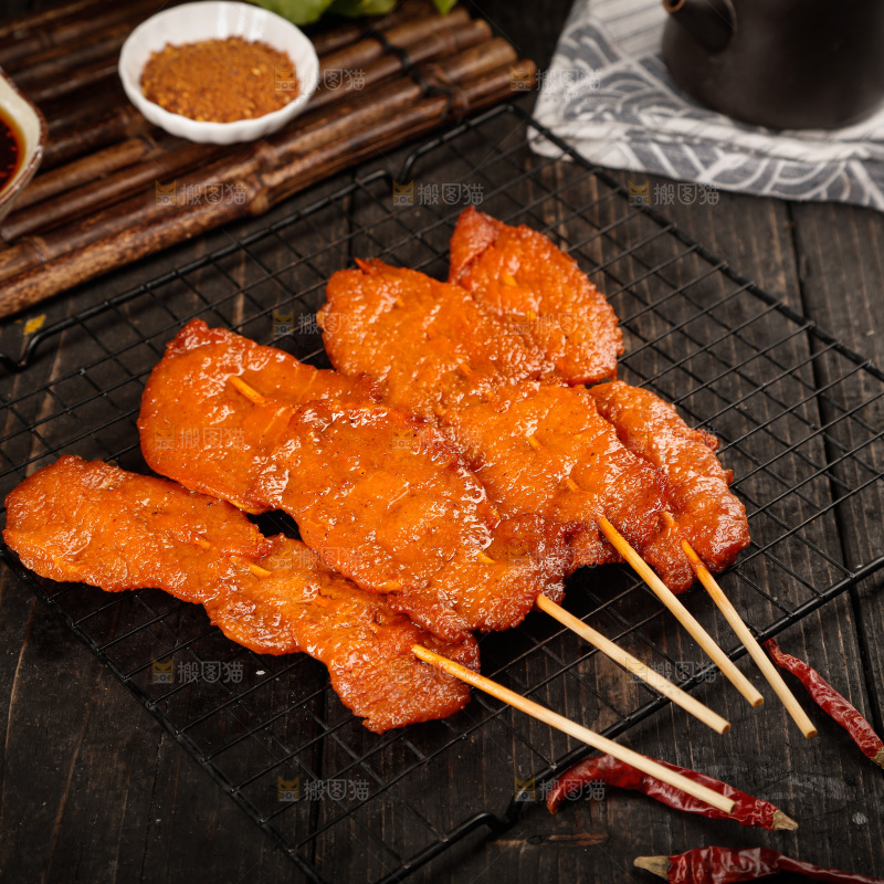 深底上的烤好的里脊肉
