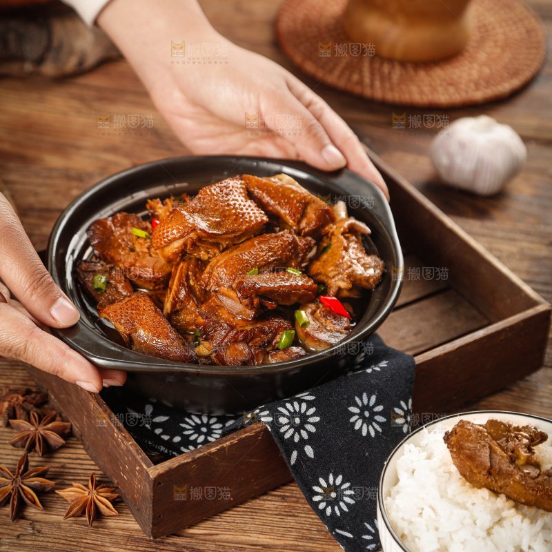 深底上的炖鹅肉