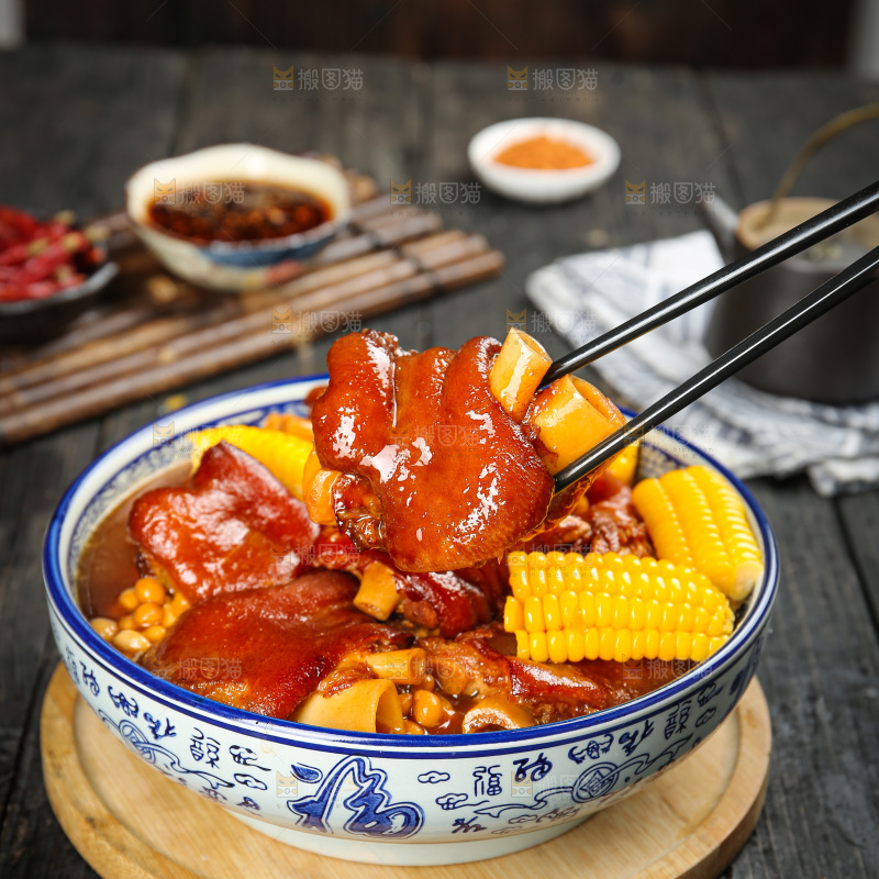 深底上的黄豆玉米猪蹄