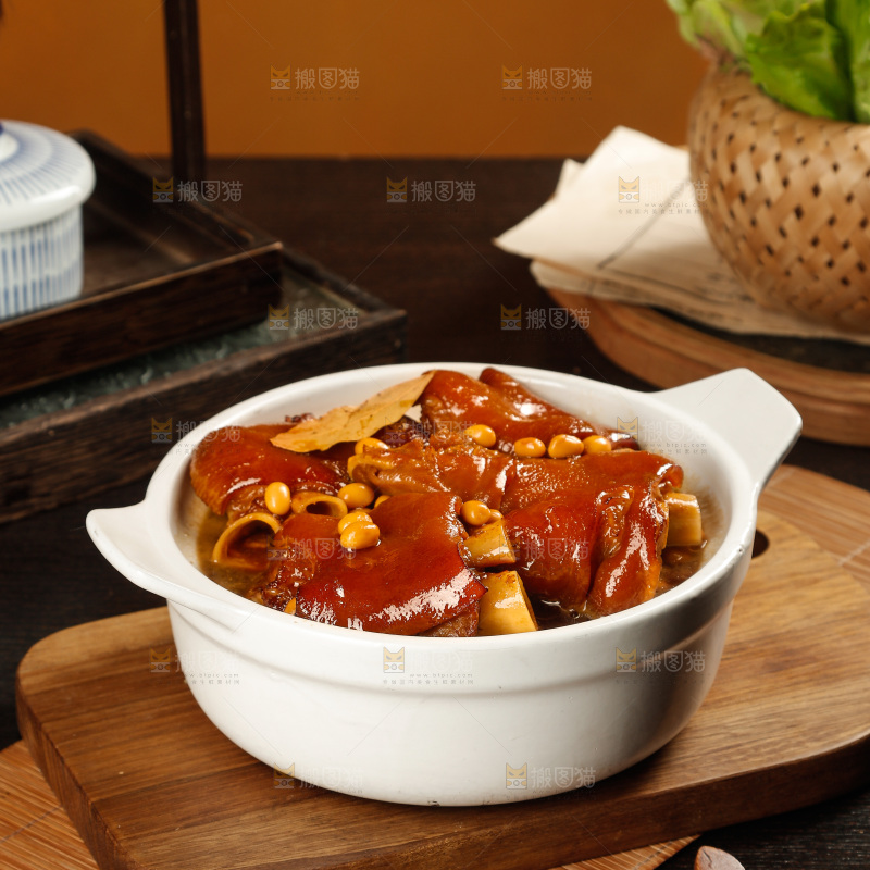深底上的黄豆炖猪蹄
