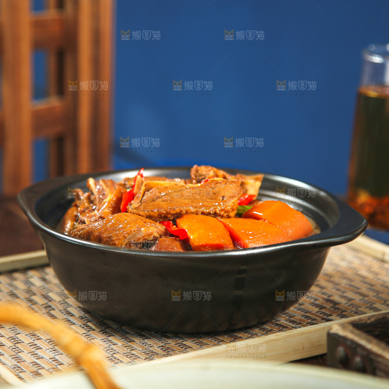 深底上的铁锅炖大鹅