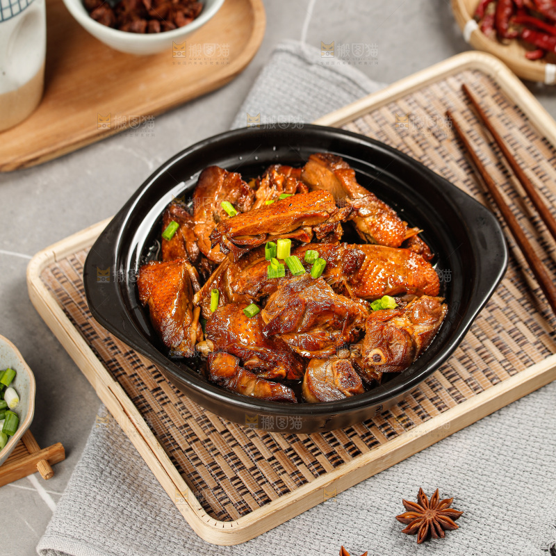 深底上的炖鹅肉