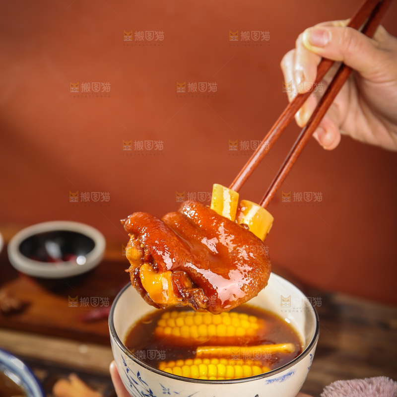深底上的黄豆玉米猪蹄