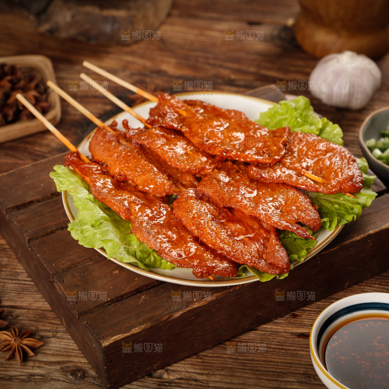 深底上的烤好的里脊肉