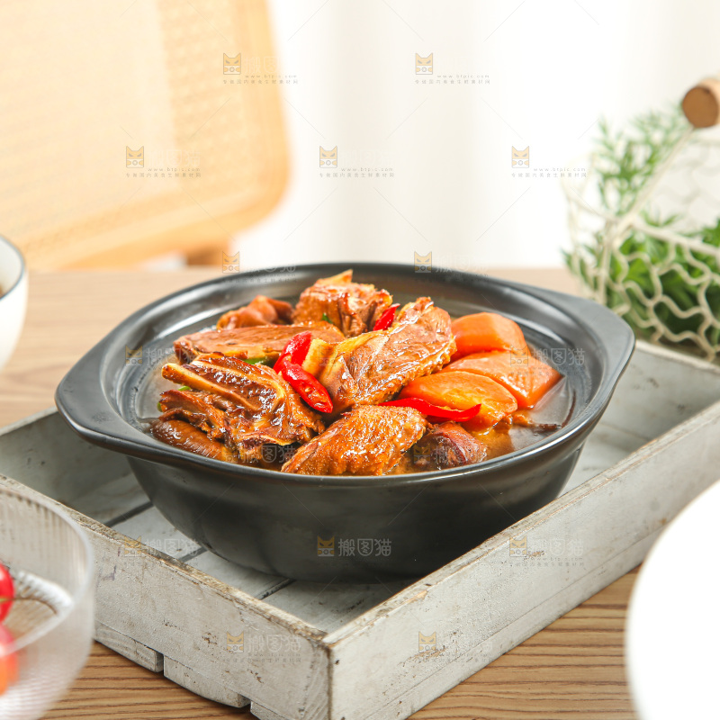 浅底上的铁锅炖大鹅