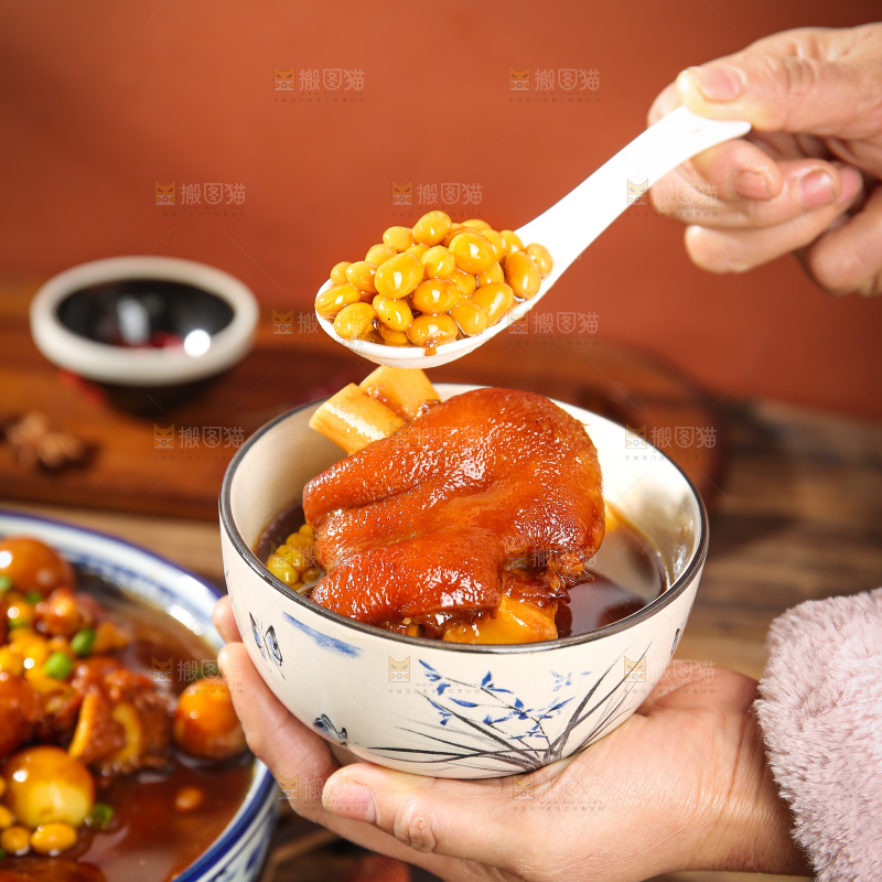 深底上的黄豆玉米猪蹄
