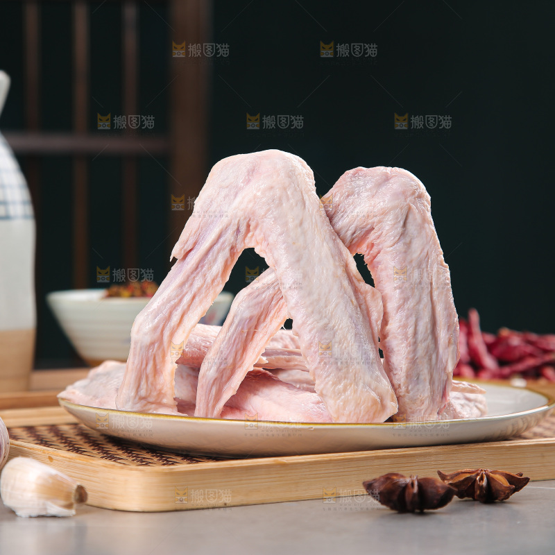 盘里装着生鸭翅