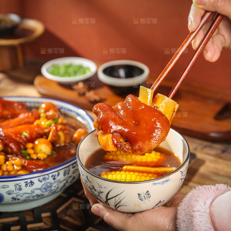 深底上的黄豆玉米猪蹄