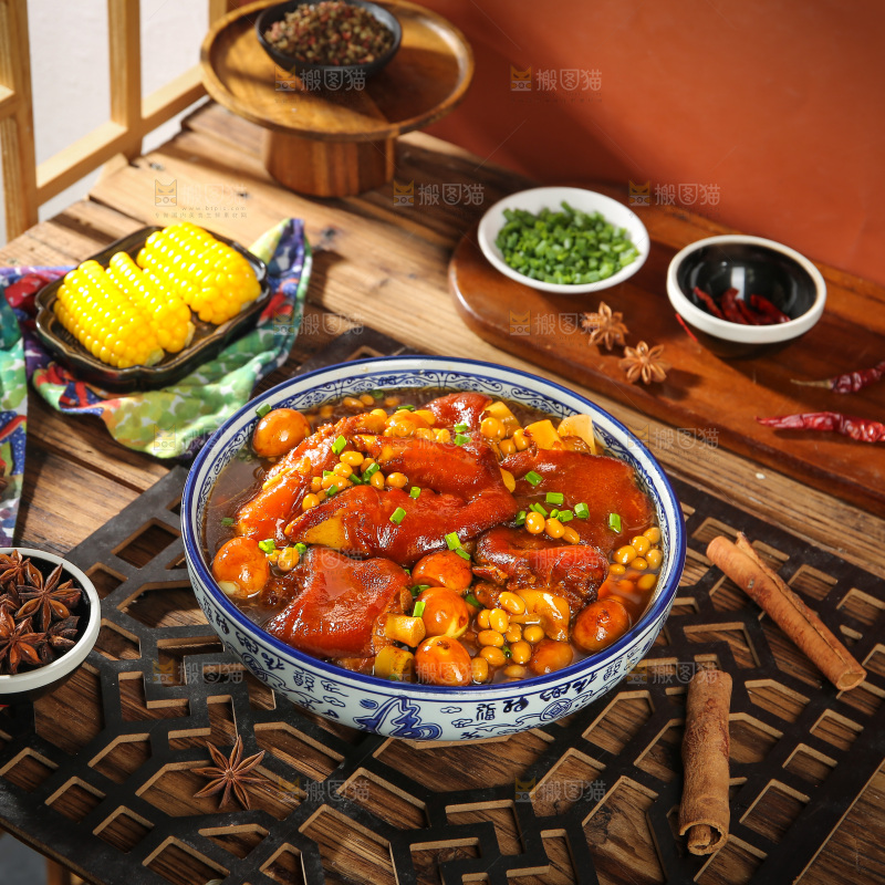 深底上的黄豆玉米猪蹄