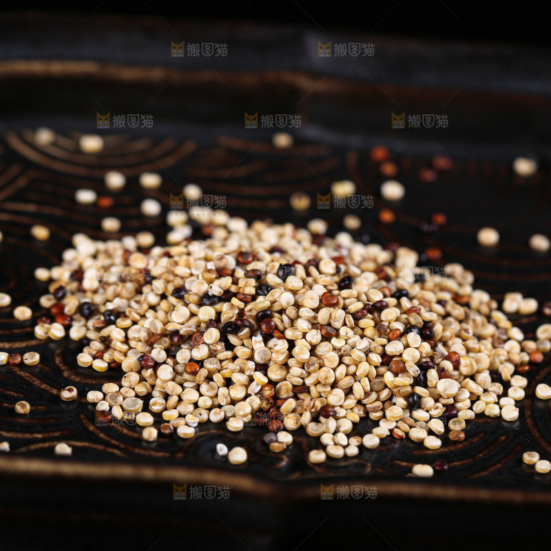 深底上的三色藜麦