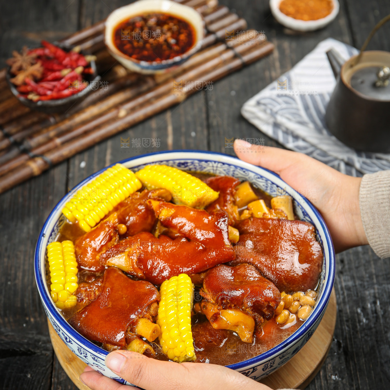 深底上的黄豆玉米猪蹄